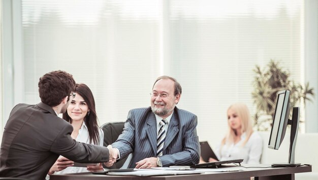 Advocaat en een handdruk van zakenpartners na het bespreken van de voorwaarden van het contract