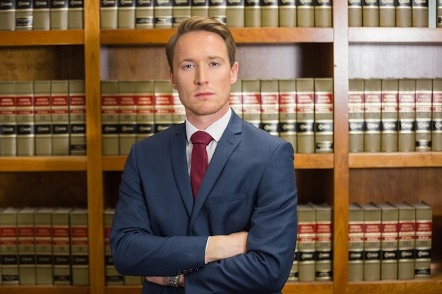 Advocaat fronsen in de bibliotheek van de wet