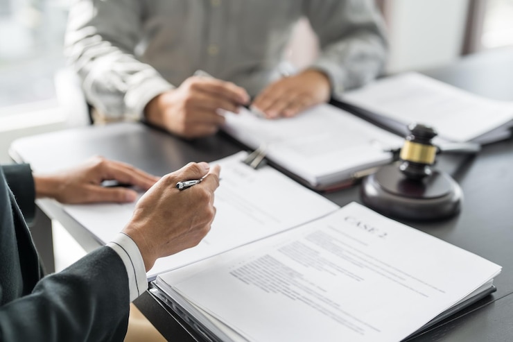 Foto advocaat juridisch adviseur presenteert de cliënt een ondertekend contract met hamer en juridisch recht gerechtigheid en advocaat zakelijk partnerschap ontmoeting concept