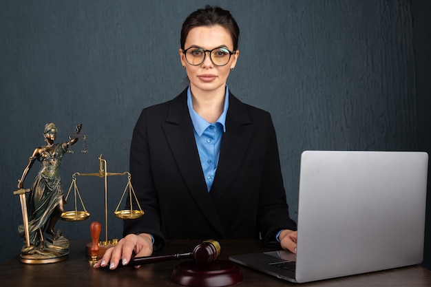 Advocaat zakenvrouw werken en notaris ondertekent de documenten op kantoor