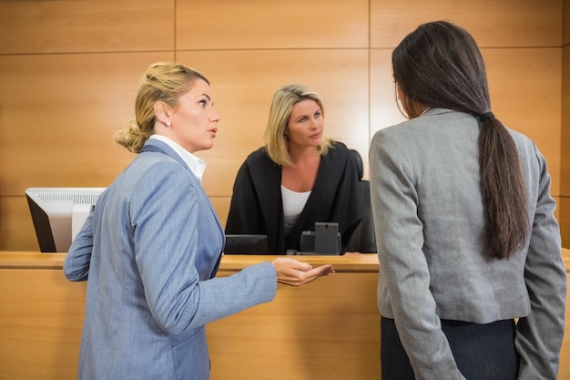 Advocaten die met de rechter spreken