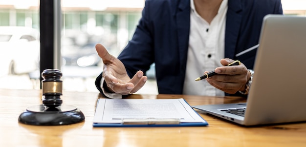 Advocaten of advocaten adviseren cliënten in lasterzaken, ze verzamelen bewijsmateriaal om de partijen aan te klagen voor schadevergoeding. Het concept van laster case counseling.