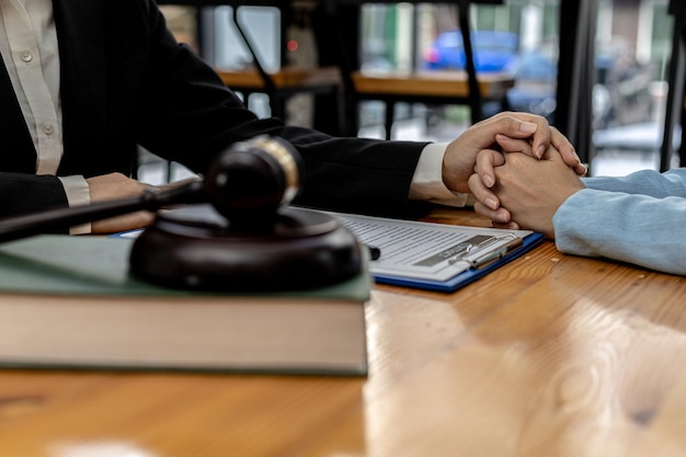 Advocaten schudden elkaar de hand om cliënten aan te moedigen die zich aansluiten bij de zaak van verduistering van zakenpartners die investeren in zakendoen. Het concept van het inhuren van een advocaat voor gerechtelijke procedures.