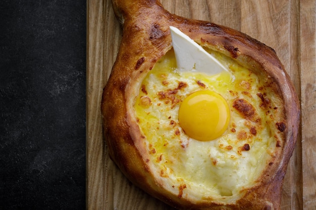 Adzjarische khachapuri op een houten bord