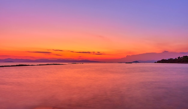 ギリシャ、夕暮れのエーゲナ島のエーゲ海-夕日の風景-海の風景。長時間露光、動きによって水がぼやける