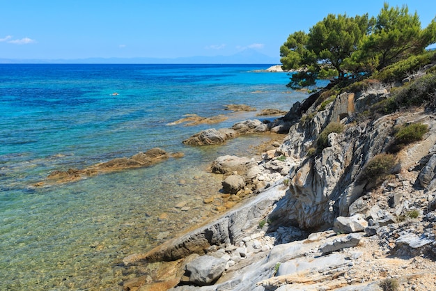 에게 해 해안 풍경, 카리디 해변(Chalkidiki, 그리스) 근처의 전망. 사람들은 알아볼 수 없습니다.