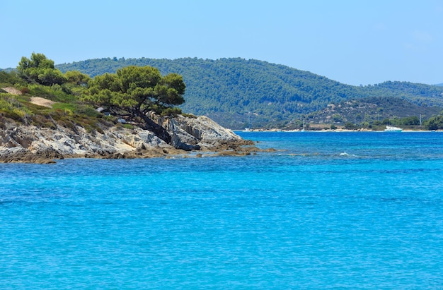 Пейзаж побережья Эгейского моря, вид возле пляжа Кариди (Халкидики, Греция).