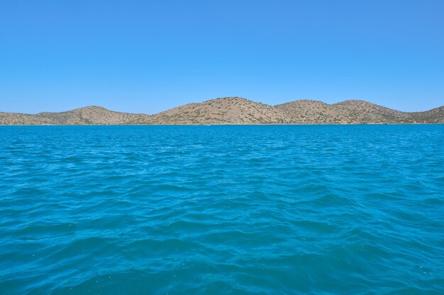 エーゲ海、ギリシャの島々、クレタ島、海からの島の眺めの写真。