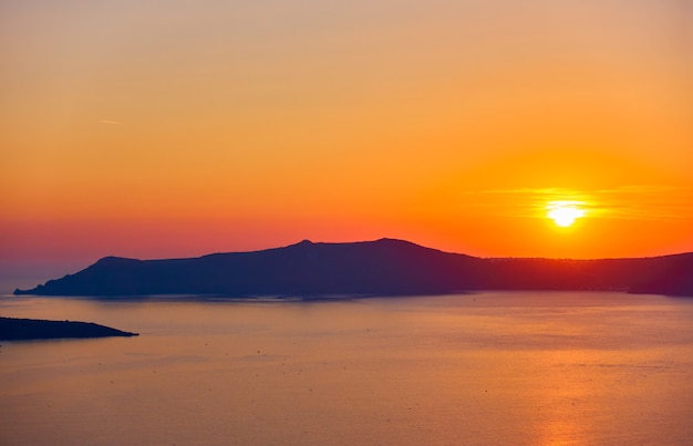 ギリシャ、サントリーニ島からの日没時のエーゲ海