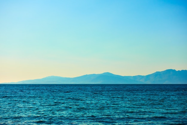 ギリシャ、地平線上のエーゲ海とティノス島。ギリシャの風景