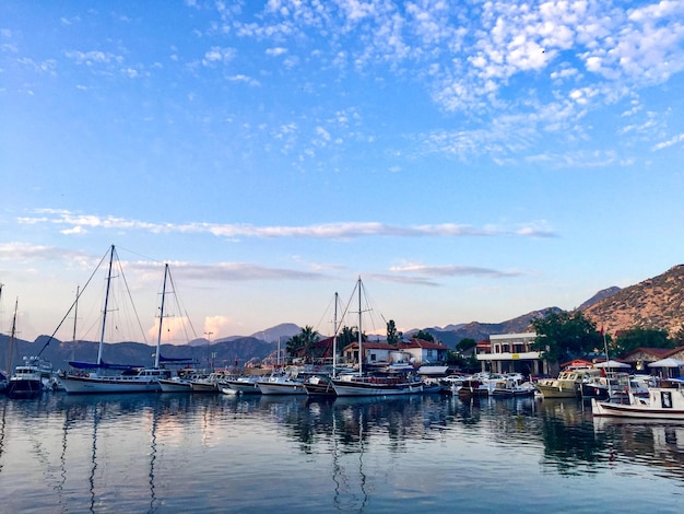 Foto mar egeo e barche da yacht tramonto in turchia villaggio di selimiye nella penisola di marmaris datca