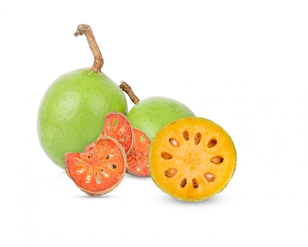 Foto aegle-marmelo's en droog bael-fruit op witte achtergrond