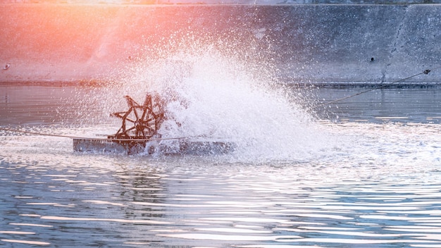 写真 エアレータータービンホイールは,池の水に酸素を増やすために働いています. 水処理コンセプト