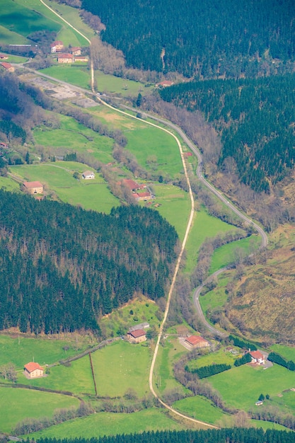 Aereal uitzicht op de groene weg van arrazola