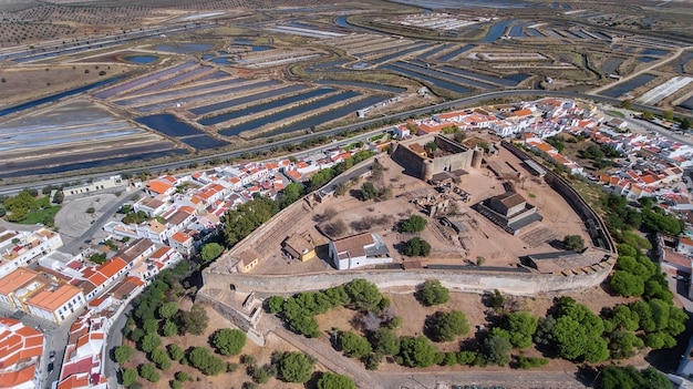 Foto aerea. antiche mura dell'insediamento militare del castello castro marim, portogallo