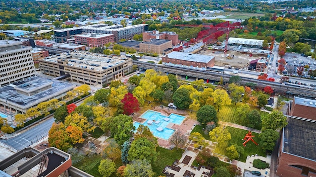 Foto aerial autumn urban park e cityscape fort wayne