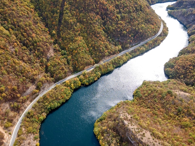 写真 ブルガリア の クリチム 貯水 池 の 秋 の 空中 景色