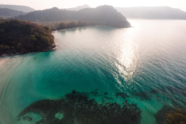 Foto spiaggia aerea e alberi di cocco su un'isola tranquilla al mattino