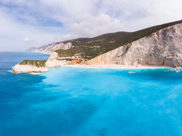 写真 ギリシャの壮大な海岸線の空中の美しいビーチと水湾 ターコイズブルーの透明な水、ユニークな岩の多い崖、ギリシャの夏のトップ旅行先、レフカダ島