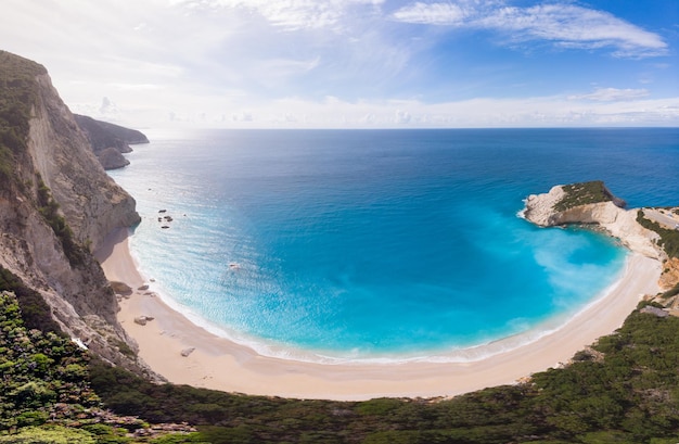 사진 그리스의 경이로운 해안선에서 아름다운 해변과 물의 만 터키즈 푸른 투명한 물 독특한 바위 절벽 그리스 여름 최고의 여행 목적지 레프카다 섬