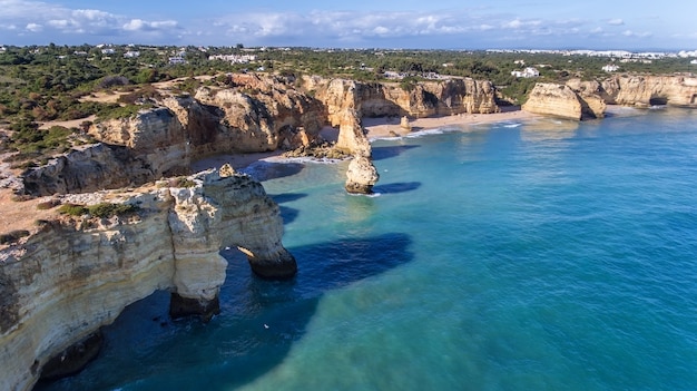 공중선. 아름다운 포르투갈 해변 Marinha, Albufeira 하늘에서 볼 수 있습니다.