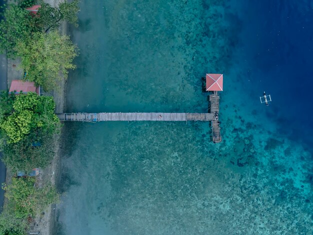 写真 ビーチの上の木製の橋の美しい空中景色