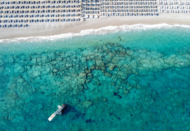 空中鳥瞰写真ロードス島の町エリー ビーチ人気の夏の観光、ドデカニサ、エーゲ海、ギリシャ。ドローン写真。