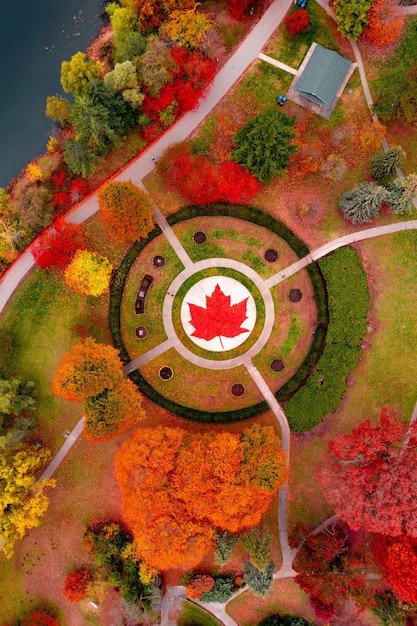 Photo aerial canada toronto in high park maple leaf in canadian flag decorated with flowers in a park