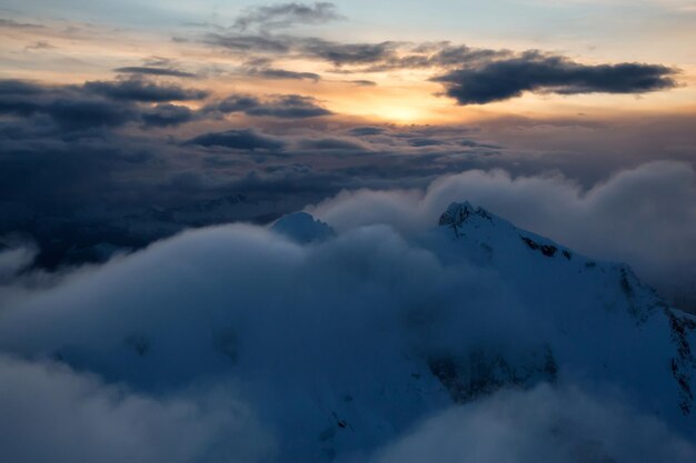 空中カナダの山の風景自然の背景