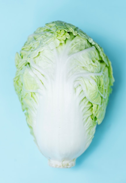 Photo aerial of chinese cabbage on blue background