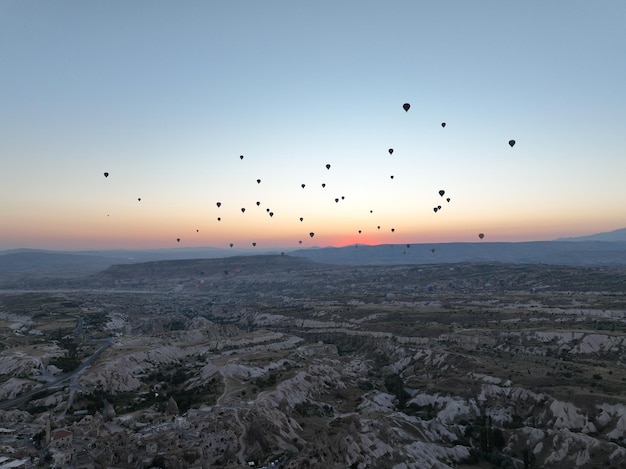カパドキア上空を飛ぶカラフルな熱気球の空中ドローン画像