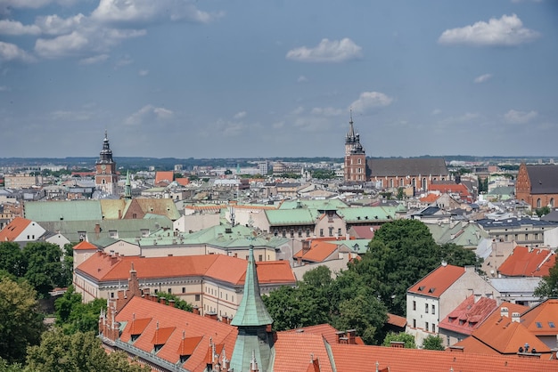 Foto paesaggio aereo della città di cracovia con tetti tradizionali