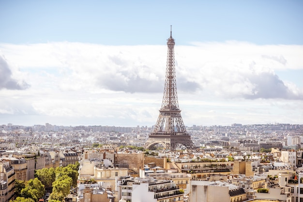 パリの晴れた日のエッフェル塔の空中街並みの眺め