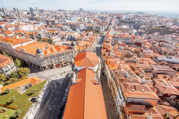 ポルトガルの晴れた日のポルト市の旧市街の空中街並みの眺め