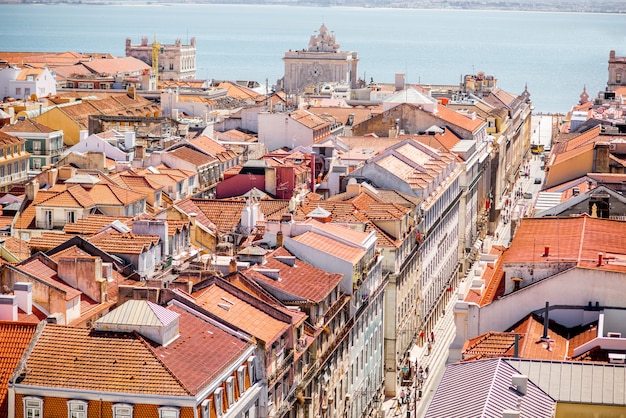 Foto vista aerea della città sulla città vecchia con arco trionfale durante la giornata di sole nella città di lisbona, portogallo