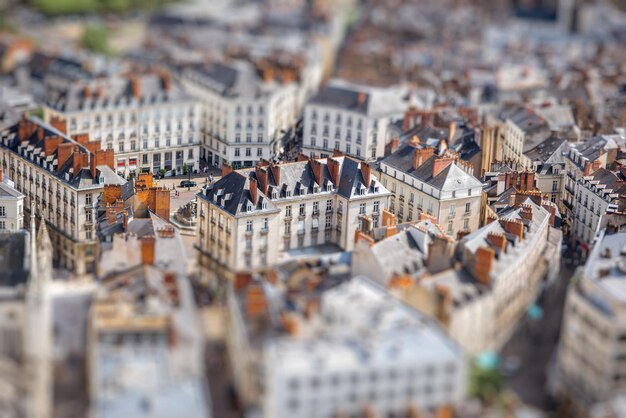 フランスの晴天時のナント市の美しい古い建物と空中の街並みの眺め。チルトシフト画像技術