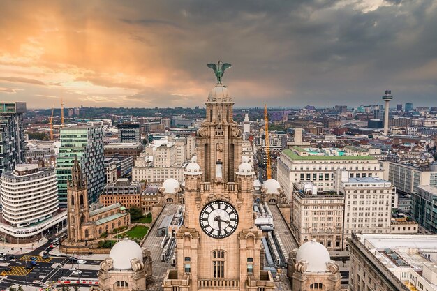 Photo aerial close up of the tower of the royal liver building in liverpool uk during beautiful sunset