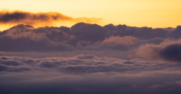 朝の日の出空、自然の背景の間に空中の雲景