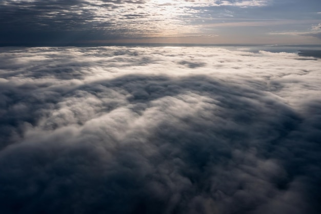 太陽光線と 2 つの雲の層の間の空中雲景ビュー