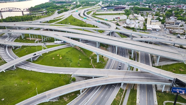 ケンタッキー州ルイスビルにある空中交差する高速道路システム