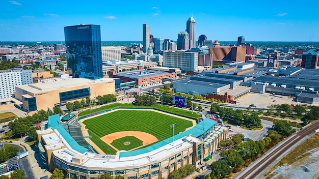 Foto aerial downtown indianapolis skyline en empty baseball stadium