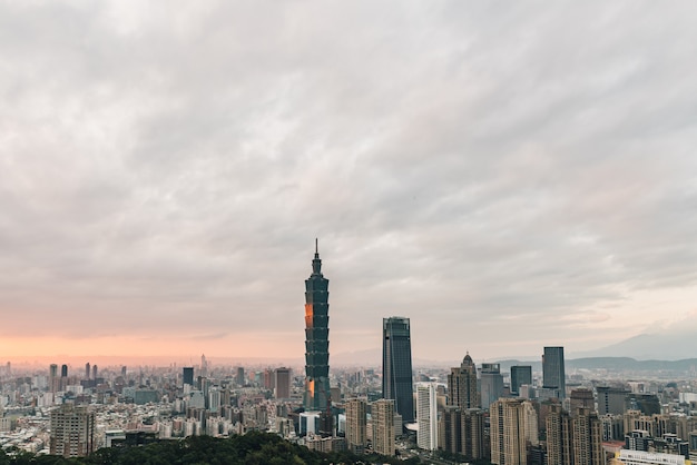 夕暮れ時に台北101高層ビルとダウンタウン台北上空。