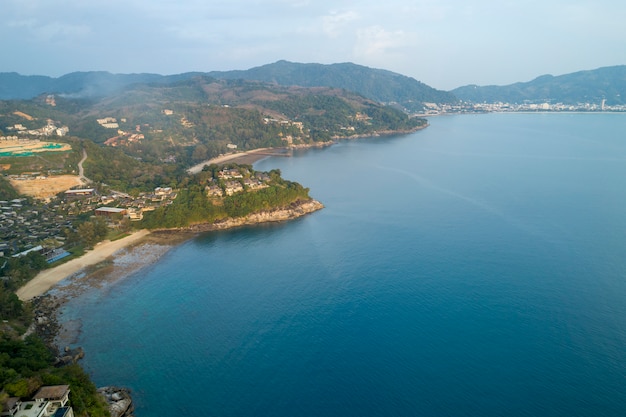 산 해변 리조트에 현대 빌라의 공중 무인 항공기 조감도 사진