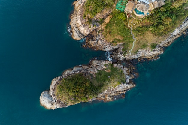 美しい島と熱帯の海の空中ドローン鳥瞰図写真