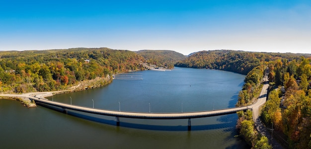 Photo aerial drone panorama of the autumn fall colors surrounding cheat lake and the old cheat road bridge near morgantown west virginia