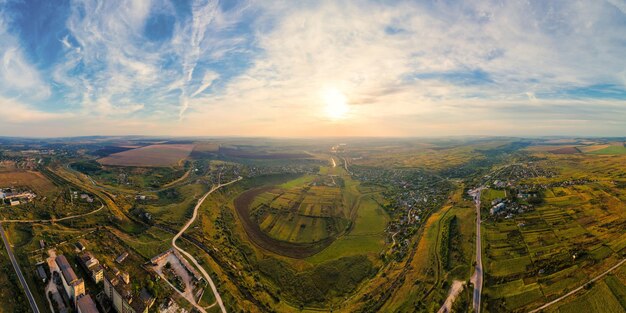 Vista panoramica del drone aereo della natura in moldavia al tramonto. villaggio, colline, vasti campi