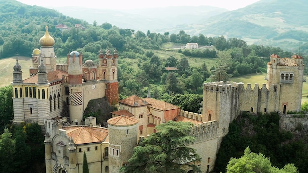 화창한 여름날 이탈리아의 로케타 마테이 성(rocchetta mattei castle)의 탁 트인 공중 드론 전망