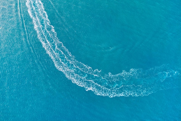 Photo aerial drone photo of footprint on the water from speedboat sailing through the turquoise mediterranean sea top view