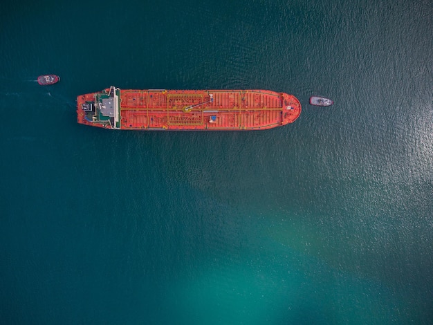 写真 産業用燃料と石油化学タンカーのクルージング海の空中ドローン写真