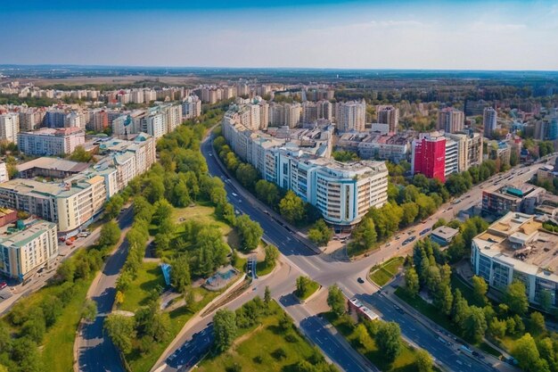 写真 ドローンの空中写真はいくつかの建物と道路を示すキシナウのダウンタウンのパノラマを示しています